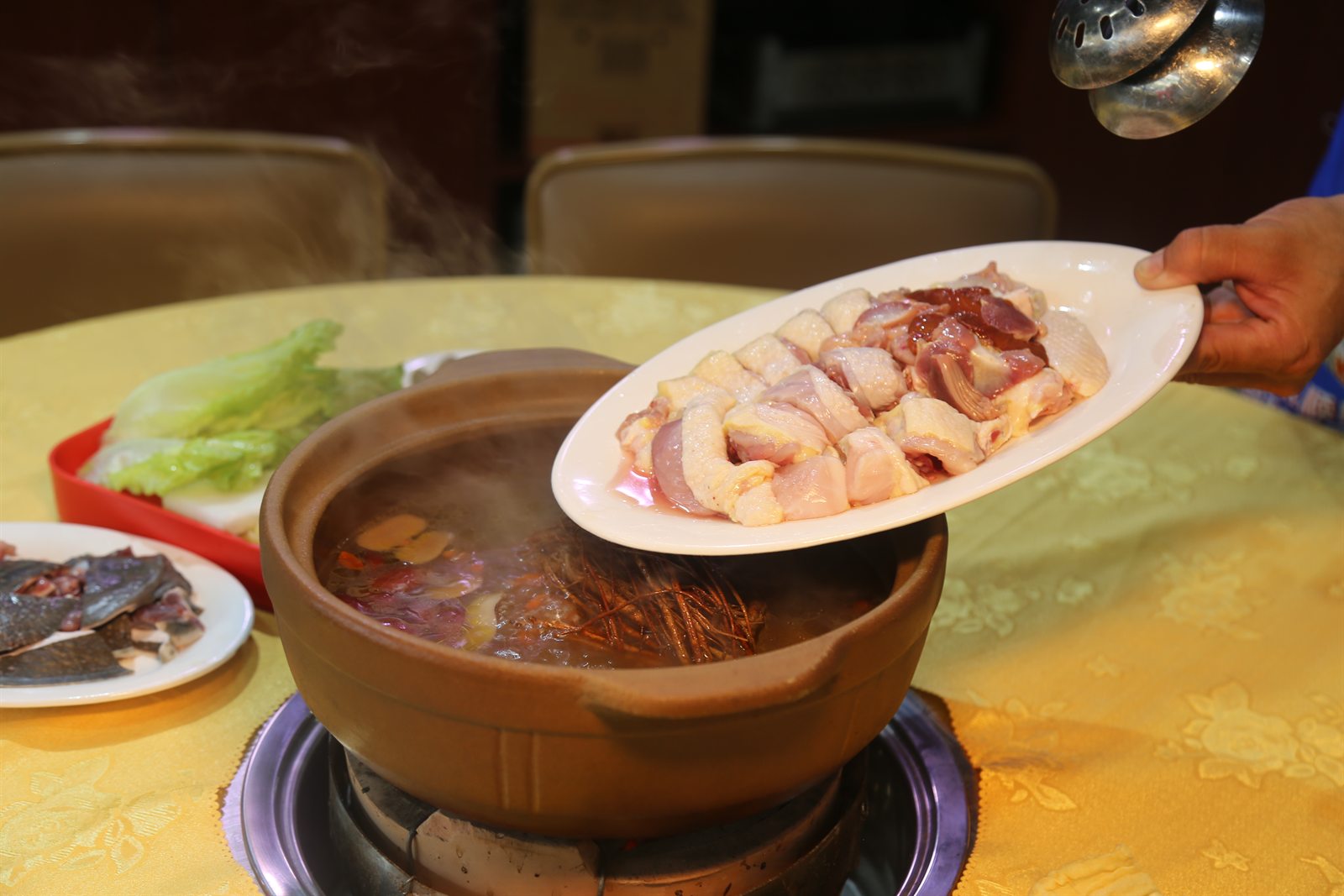 门店现场将鲜鸡加入砂锅