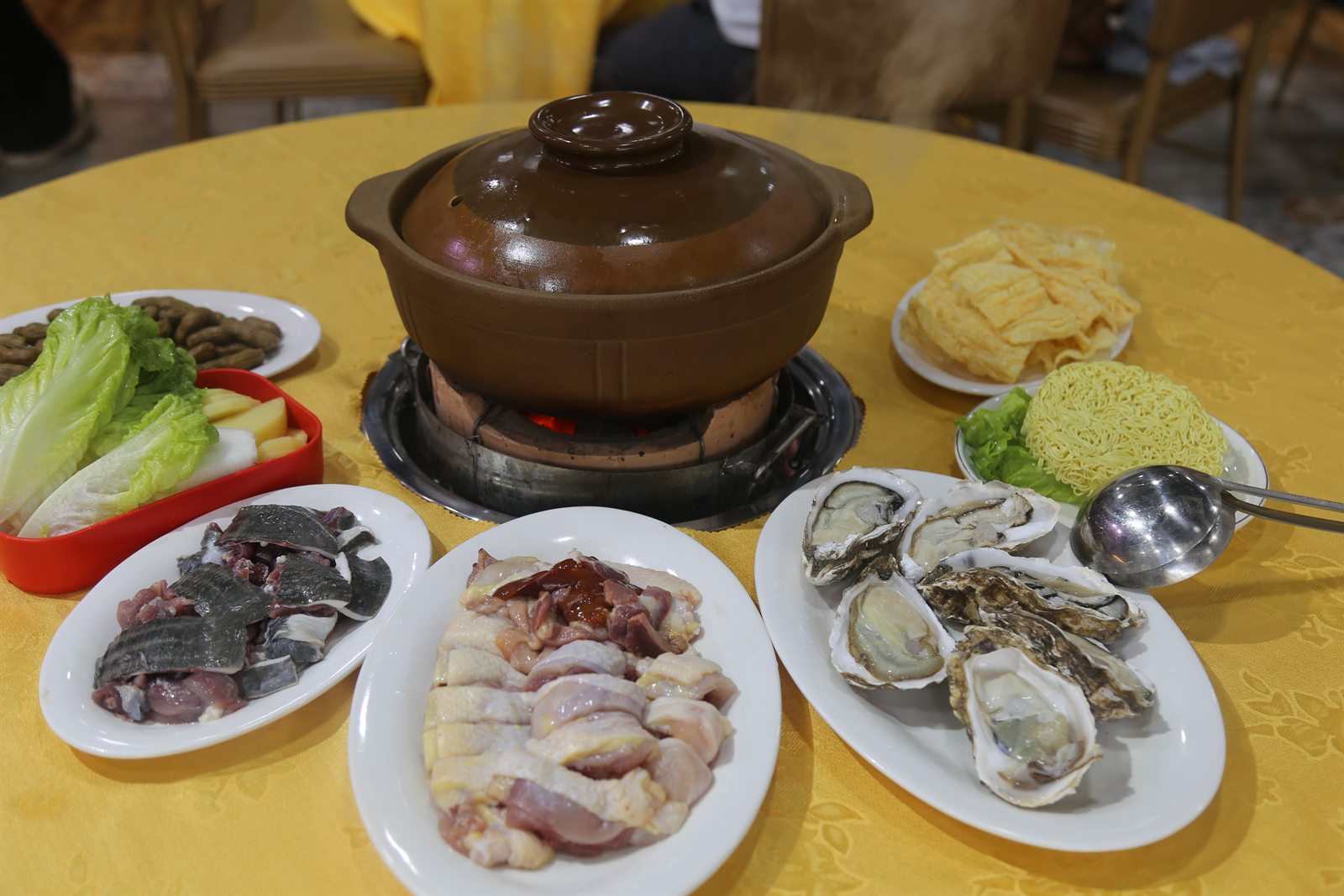 门店砂锅与一桌鸡煲食材
